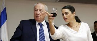 A droite Ayelet Shaked, Ministre de la Justice d'Israël.