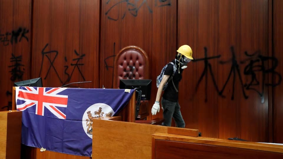 hong-kong-parlement-manifestants-drapeau